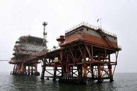 Giàn khoan dầu của Công ty ENI trên biển Adriatic ở ngoài khơi Lido di Dante, gần Ravenna, Italy.