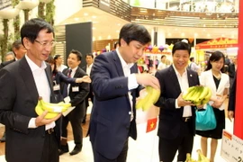 Các đại biểu thăm quan gian hàng bán chuối của Việt Nam tại triển lãm. (Ảnh: Gia Quân/Vietnam+)