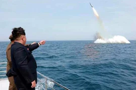 Nhà lãnh đạo Triều Tiên Kim Jong Un thị sát một vụ phóng thử tên lửa từ tàu ngầm. (Nguồn: REUTERS/TTXVN) 