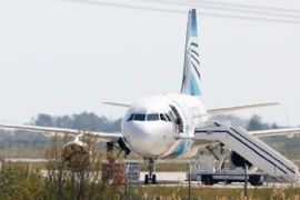 Toàn bộ hành khách trên máy bay EgyptAir bị bắt cóc đã về tới Cairo