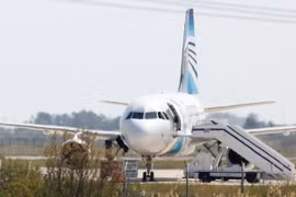 Toàn bộ hành khách trên máy bay EgyptAir bị bắt cóc đã về tới Cairo