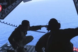 Hải quân Ai Cập tham gia chiến dịch tìm kiếm máy bay MS804 trên vùng biển ngoài khơi Alexandria. (Nguồn: EPA/TTXVN)