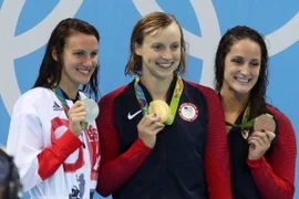 Kình ngư người Mỹ Katie Ledecky (giữa) giành Huy chương vàng nội dung bơi tự do 400m nữ tại Olympic 2016. (Nguồn: EPA/TTXVN)
