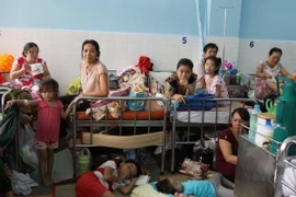 Tình trạng quá tải bệnh nhi tại Bệnh viện Nhi Đồng 1. (Ảnh: Phương Vy/TTXVN) 