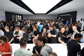 Xếp hàng chờ "bóc tem" iPhone 7 trong ngày đầu chào bán
