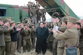  Nhà lãnh đạo Kim Jong Un thị sát cuộc bắn thử từ bệ phóng rocket đa nòng mới. (Nguồn: YONHAP/TTXVN) 