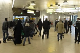 Nhóm người Syria tị nạn đầu tiên tới sân bay Hanover, miền Trung nước Đức. (Nguồn: AFP/TTXVN) 