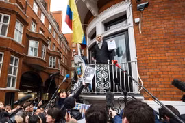 Ông Julian Assange phát biểu với báo giới tại Đại sứ quán Ecuador ở London, Anh ngày 5/2. (Nguồn: AFP/TTXVN) 