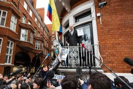 Ông Julian Assange phát biểu với báo giới tại Đại sứ quán Ecuador ở London, Anh ngày 5/2. (Nguồn: AFP/TTXVN) 
