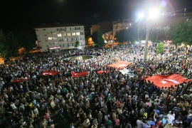 Người dân Thổ Nhĩ Kỳ đổ ra các đường phố ở Ankara, phản đối đảo chính. (Nguồn: Anadolu Agency/TTXVN) 