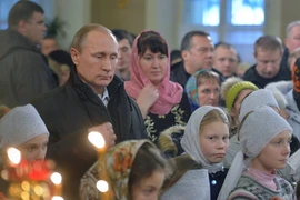 Tổng thống Nga Vladimir Putin tham gia buổi lễ Giáng sinh ở một nhà thờ ở làng Turginovo, vùng Tver. 