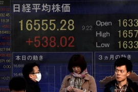 Bảng tỷ giá chứng khoán tại thủ đô Tokyo, Nhật Bản. (Nguồn: AFP/TTXVN)