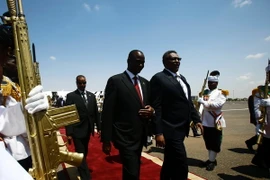 Phó Tổng thống Sudan Bakri Hassan Saleh (phải) và Phó Tổng thống Nam Sudan Taban Deng Gai (trái). (Nguồn: AFP/TTXVN)