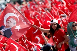 Người dân Thổ Nhĩ Kỳ mang theo cờ và biểu ngữ trong cuộc mít tinh ủng hộ Tổng thống Recep Tayyip Erdogan tại thành phố Istanbul. (Nguồn: EPA/TTXVN) 