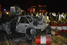 Lực lượng an ninh và cứu hộ Liban xem xét hiện trường vụ đánh bom. (Nguồn: AFP/TTXVN) 