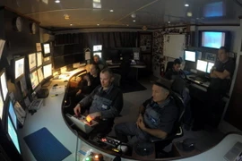 Lực lượng cứu hộ tham gia tìm kiếm máy bay MS804 trên tàu S.V. John Lethbridge. (Nguồn: AFP/TTXVN) 