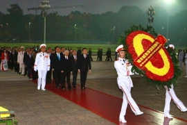 Các đồng chí lãnh đạo Đảng, Nhà nước và đại biểu dự Đại hội đại biểu toàn quốc lần thứ XII của Đảng đến đặt vòng hoa và vào Lăng viếng Chủ tịch Hồ Chí Minh.