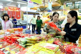 Người tiêu dùng mua sắm Tết tại hệ thống Saigon Co.op. (Ảnh: Thanh Vũ/TTXVN) 