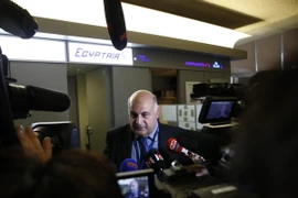 Nhân viên Hãng Egyptair trả lời phỏng vấn báo chí tại sân bay Roissy-Charles De Gaulle, gần Paris ngày 19/5. (Nguồn: AFP/TTXVN) 