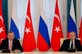 Tổng thống Nga Vladimir Putin (phải) và Tổng thống Thổ Nhĩ Kỳ Recep Tayip Erdogan tại cuộc họp báo sau cuộc gặp. (Nguồn: EPA/TTXVN) 