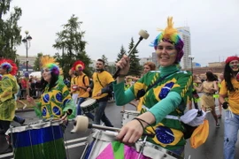 Các nghệ sỹ quốc tế tham gia diễu hành. (Ảnh: Trần Hiếu/Vietnam+)