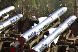 Ấn Độ triển khai tên lửa BrahMos bảo vệ khu vực giáp với Trung Quốc