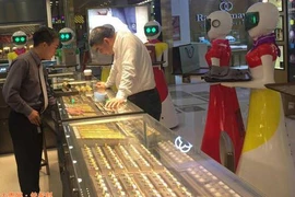 Thú vui dắt robot đi dạo của đại gia Trung Quốc