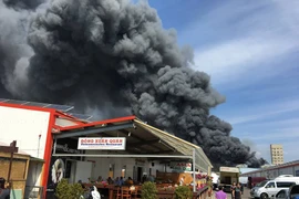 Cháy lướn ở chợ Đồng Xuân ở Berlin