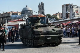 Xe tăng của quân đội Thổ Nhĩ Kỳ bỏ lại trên các đường phố ở Istanbul sau vụ đảo chính. (Nguồn: AFP/TTXVN) 