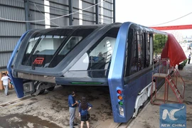 Đối phó với tắc đường bằng xe buýt gầm siêu cao