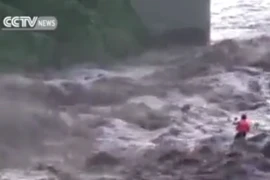 Nước lũ cuồn cuộn đòi "nuốt chửng" người bị nạn
