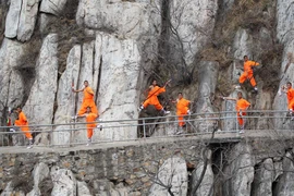 Khổ luyện trên vách núi cùng các cao thủ Thiếu Lâm