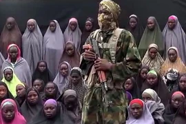 Tay súng Boko Haram canh giữ các nữ sinh ở Chibok, Nigeria bị bắt cóc tại một địa điểm bí mật tháng 4/2014. (Nguồn: AFP/TTXVN) 