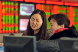 Các nhà đầu tư tại Công ty chứng khoán Fuyang, tỉnh miền Đông An Huy. (Nguồn: AFP/TTXVN) 