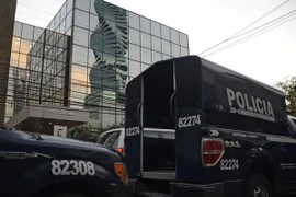 Xe của cảnh sát ở bên ngoài các văn phòng công ty luật Mossack-Fonseca ngày 12/4. (Nguồn: AFP/TTXVN) 