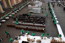 Nhân viên cơ quan kiểm phiếu Anh chuẩn bị hòm phiếu cho cuộc trưng cầu dân ý ở thủ đô London.