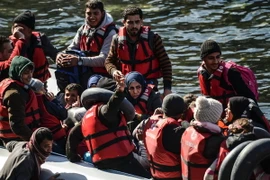 Hàng nghìn người tị nạn tiếp tục từ Thổ Nhĩ Kỳ kéo tới Hy Lạp