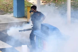Nhân viên phụn thuốc diệt muỗi, vật trung gian lây truyền virus zika, tại một khu dân cư ở Sigapore ngày 5/4. (Nguồn: AFP/TTXVN) 
