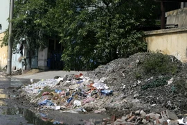 Rác thải tràn đầy đường ở làng tái chế giấy Phong Khê