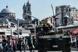 Xe tăng của quân đội Thổ Nhĩ Kỳ bỏ lại trên các đường phố ở Istanbul sau vụ đảo chính. (Nguồn: AFP/TTXVN) 