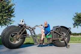 Xe đạp nặng hơn 900kg. (Nguồn: CCTVNews)