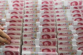 Nhân viên kiểm đồng nhân dân tệ. (Nguồn: EPA/TTXVN) 