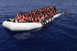 Tàu của lực lượng cứu hộ giải cứu người di cư ngoài khơi bờ biển Libya ngày 18/8. (Nguồn: EPA/TTXVN) 