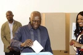 Tổng thống Ănggôla Jose Eduardo Dos Santos bỏ phiếu tại một địa điểm bầu cử ở Luanda. (Nguồn: AFP/TTXVN) 