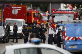 Cảnh sát Pháp gác tại hiện trường vụ tấn công bắt cóc con tin ở Saint-Etienne-du-Rouvray. (Nguồn: AFP/TTXVN)