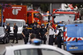 Cảnh sát Pháp gác tại hiện trường vụ tấn công bắt cóc con tin ở Saint-Etienne-du-Rouvray. (Nguồn: AFP/TTXVN)