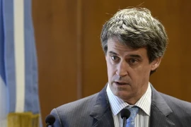 Bộ trưởng Kinh tế-Tài chính Argentina Alfonso Prat Gay phát biểu tại Buenos Aires. (Nguồn: AFP/TTXVN) 