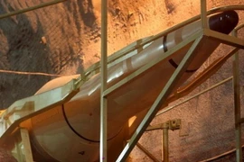 Bệ phóng tên lửa được đặt dưới một đường hầm tại một địa điểm bí mật ở Iran. (Nguồn: Reuters/TTXVN)