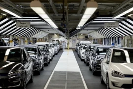 Nhân viên hãng Volkswagene kiểm tra xe ôtô tại một nhà máy ở Wolfsburg, miền Trung nước Đức ngày 21/10. (Nguồn: AFP/TTXVN) 