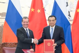 Thủ tướng Trung Quốc Lý Khắc Cường (phải) và Thủ tướng Nga Dmitry Medvedev tại lễ ký các thỏa thuận hợp tác hai nước ở Bắc Kinh. (Nguồn: THX/TTXVN) 